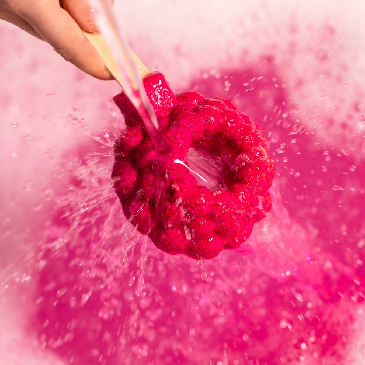 Clip Phantom Raspberry Blower Raspberry Blower – LUSH Srbija – Fresh Handmade Cosmetics